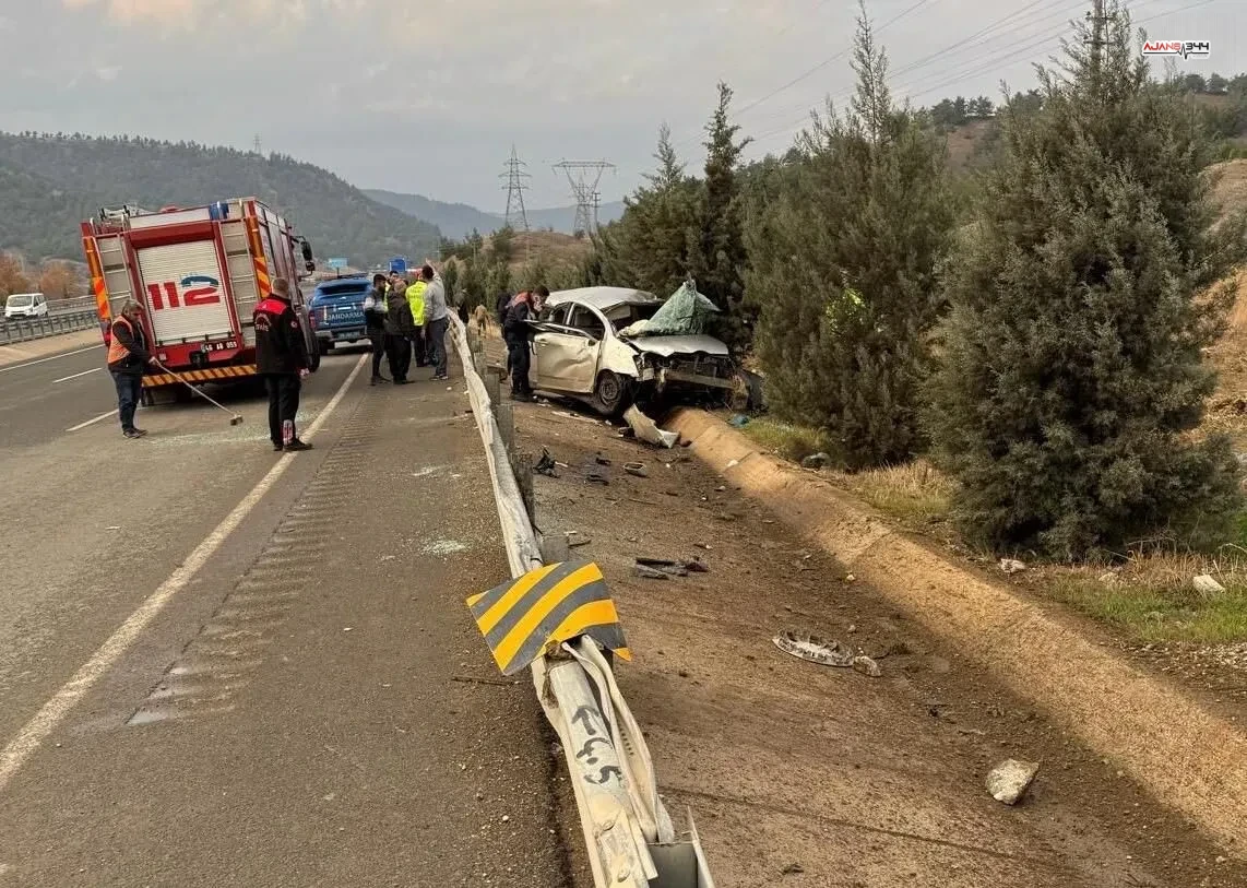 Kahramanmarasta Otomobil Bariyerlere Carpti 1I Agir 2 Kisi Yaralandi1-1
