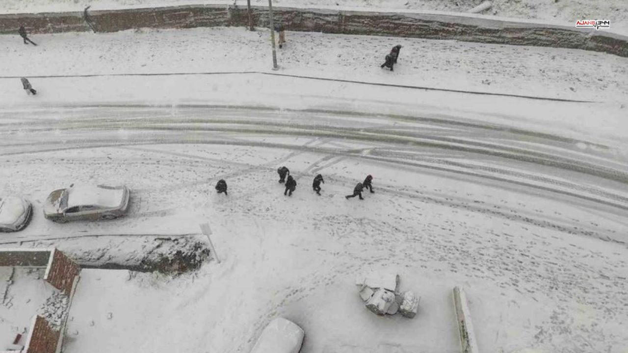 Okullar Tati̇lmi̇ Açiklaam Geldi̇ Aajans344 (1)