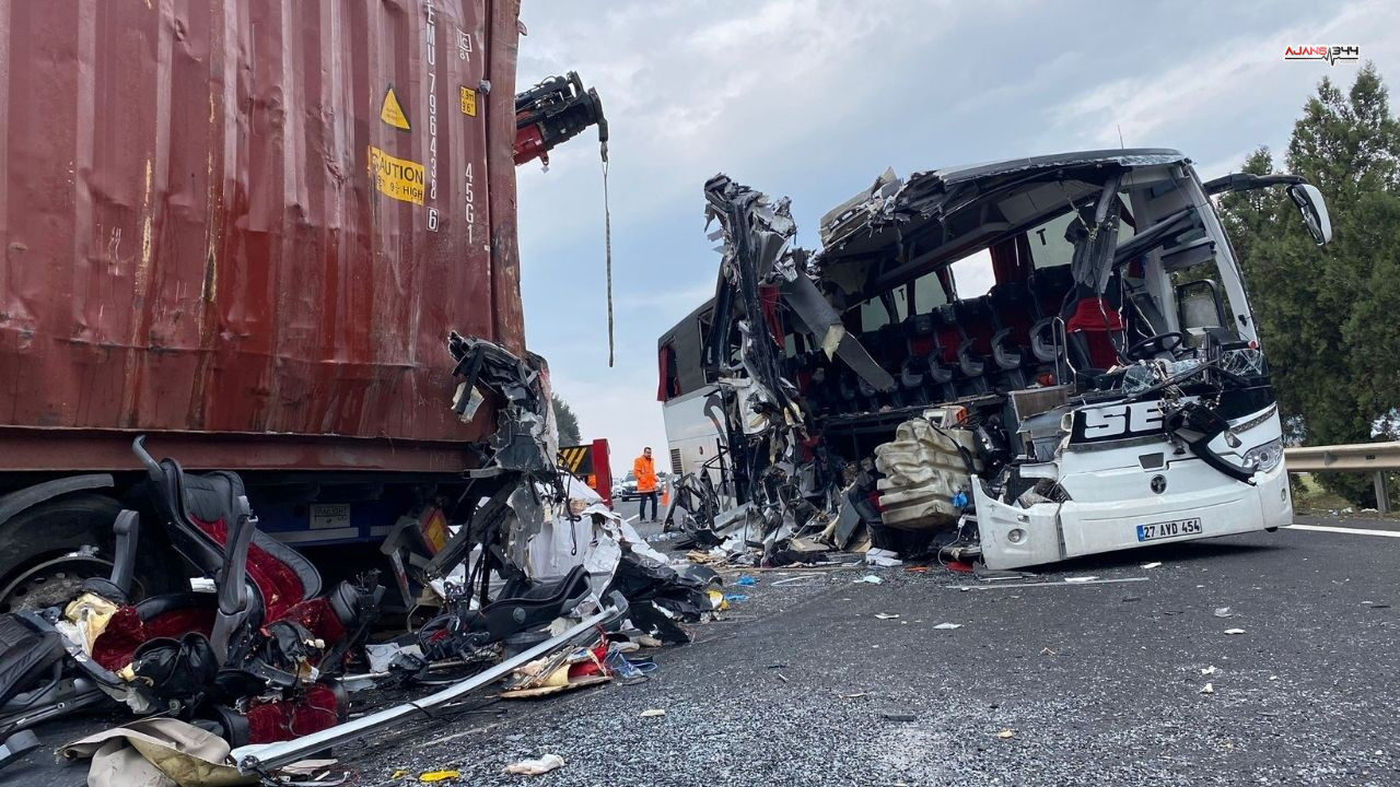 Tır Ve Otobüs Kazası Ajans344