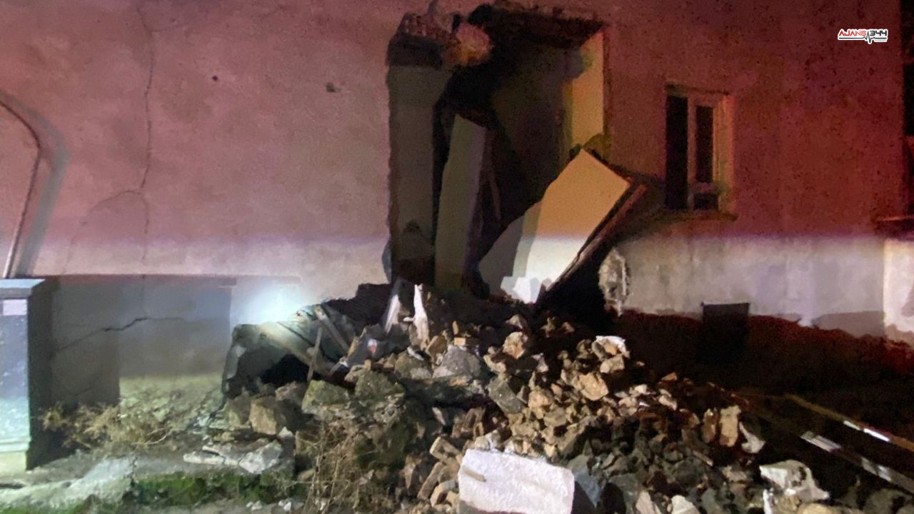 Kerpiç Evin Duvarı Gece Aniden Çöktü, Çevreye Güvenlik Önlemi Alındı Ajans344 (1)