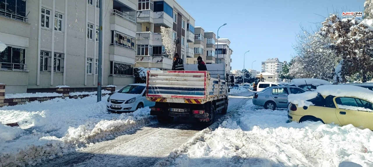 Onikişubat’ta Kar Nöbeti Belediye Ekipleri Gecesini Gündüzüne Kattı (4)