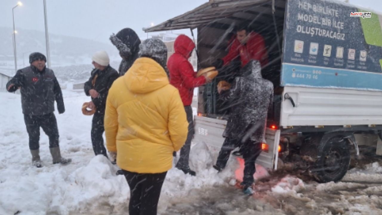 Yoğun Kar Nedeniyle Toki̇ Konutlarında Vatandaşlara Ekmek Ulaştırıldı