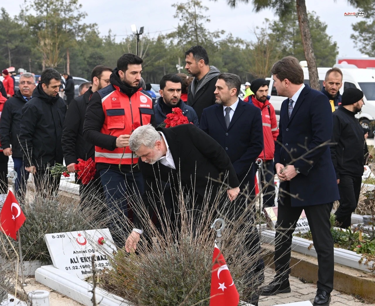 Deprem Şehitleri Kabri Başında Dualarla Yad Edildi (1)