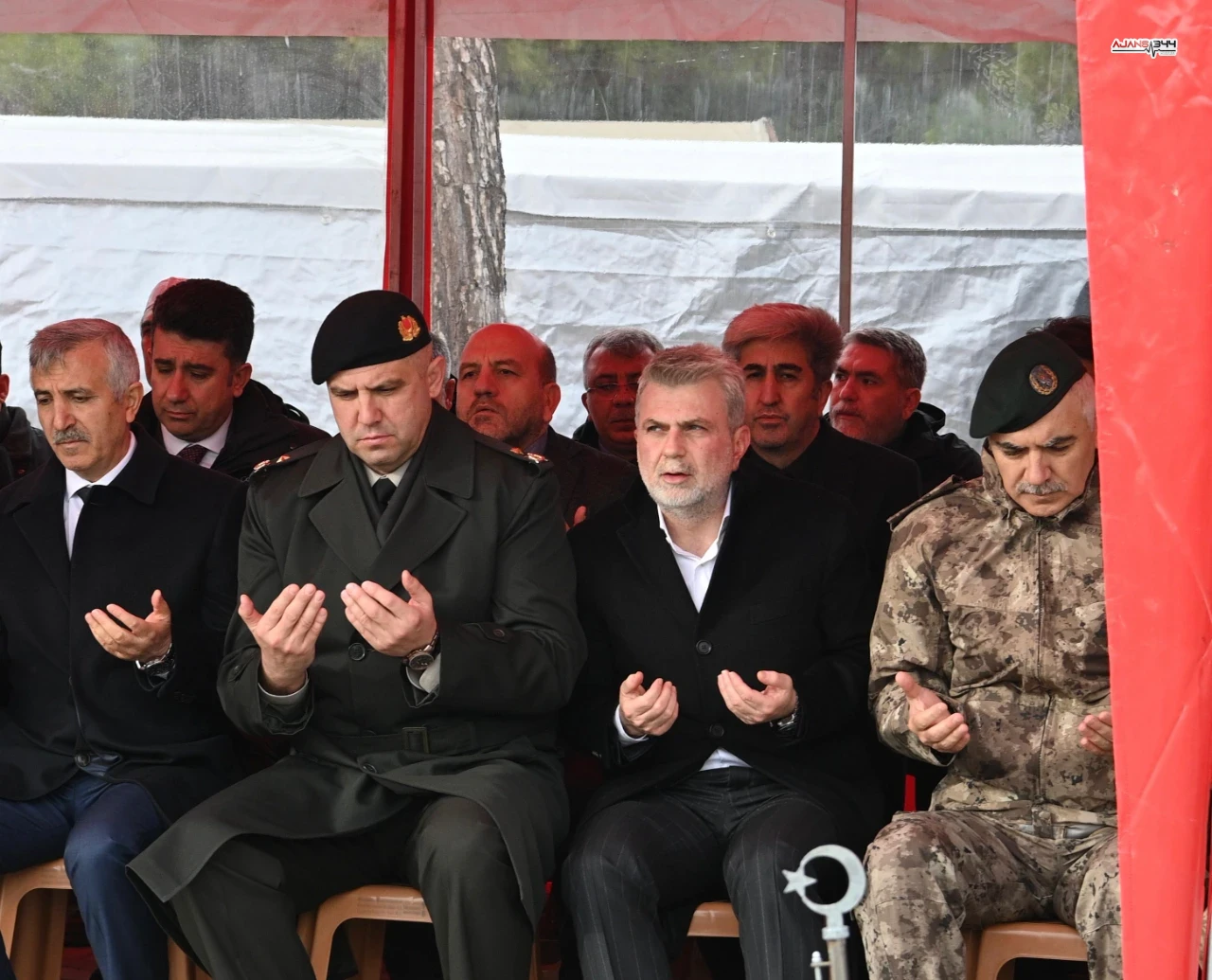 Deprem Şehitleri Kabri Başında Dualarla Yad Edildi (2)