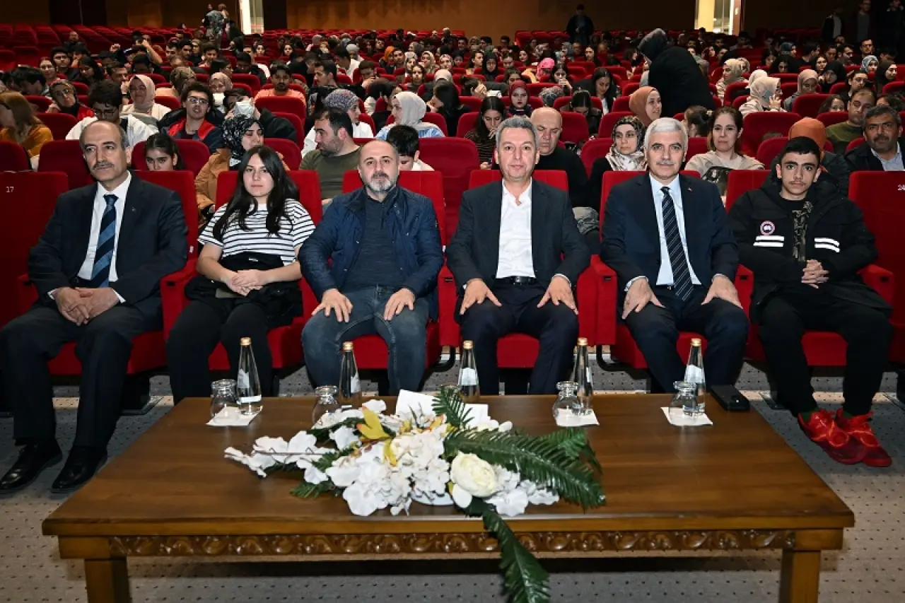 KSÜ’de Sahne Alan Oyun İzleyiciyi Derince Etkiledi 7