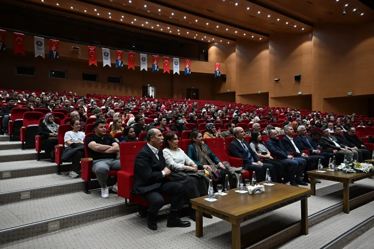 KSÜ’de Sahne Alan Oyun İzleyiciyi Derince Etkiledi 3
