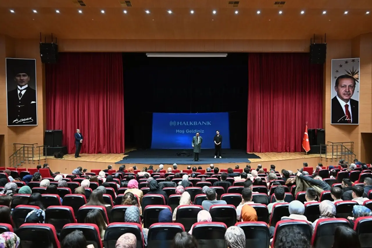 KSÜ’de Sahne Alan Oyun İzleyiciyi Derince Etkiledi 2