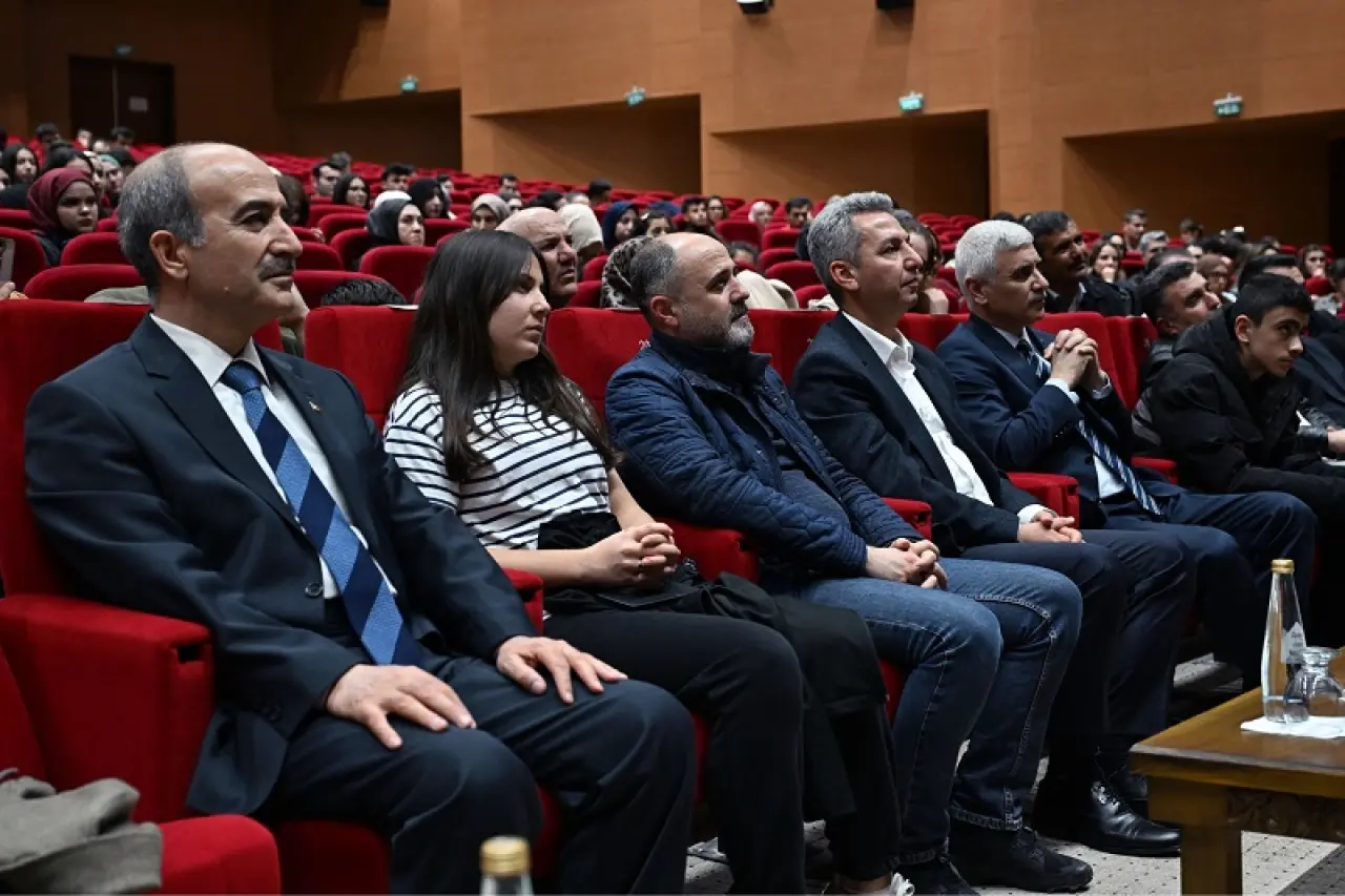 KSÜ’de Sahne Alan Oyun İzleyiciyi Derince Etkiledi 4