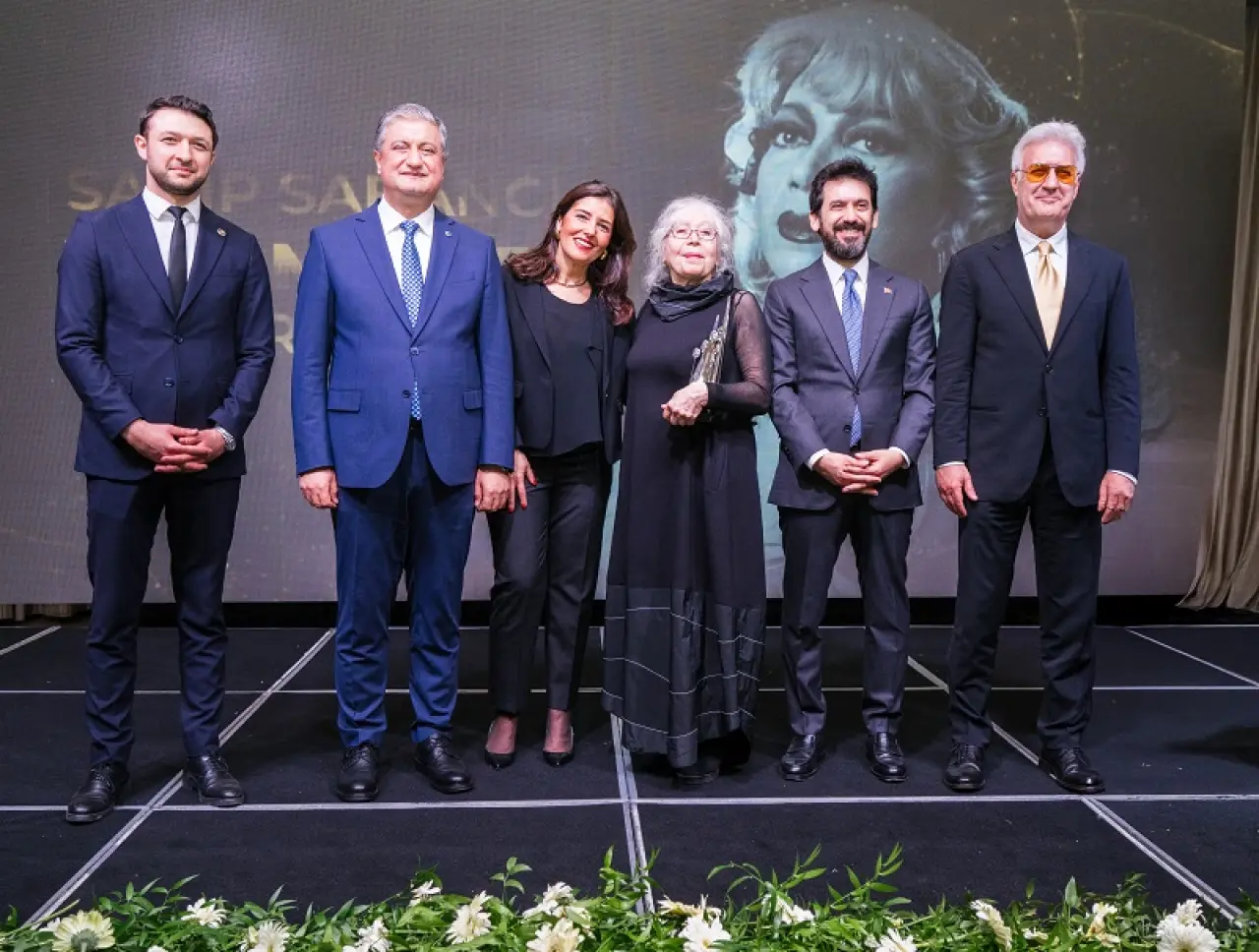 Meral Çetinkaya’ya Anlamlı Ödül Verildi 6