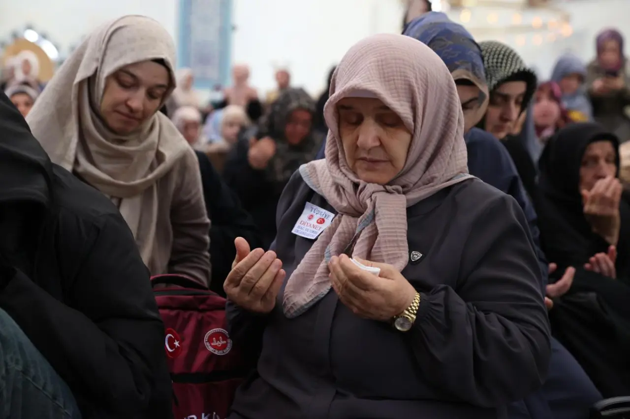 Hac Yolculuğunun İlk Kafilesi Dualarla Uğurlandı 6