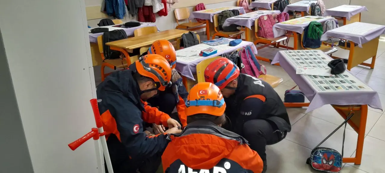 Okullarda Afet Bilinci Eğitimi ve Tatbikat Yapıldı 1