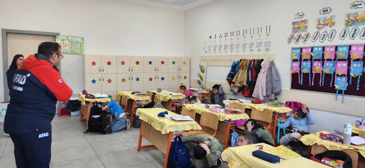 Okullarda Afet Bilinci Eğitimi ve Tatbikat Yapıldı 3