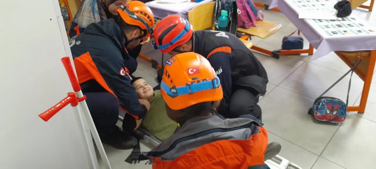 Okullarda Afet Bilinci Eğitimi ve Tatbikat Yapıldı 8
