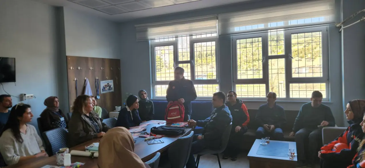 Okullarda Afet Bilinci Eğitimi ve Tatbikat Yapıldı 6