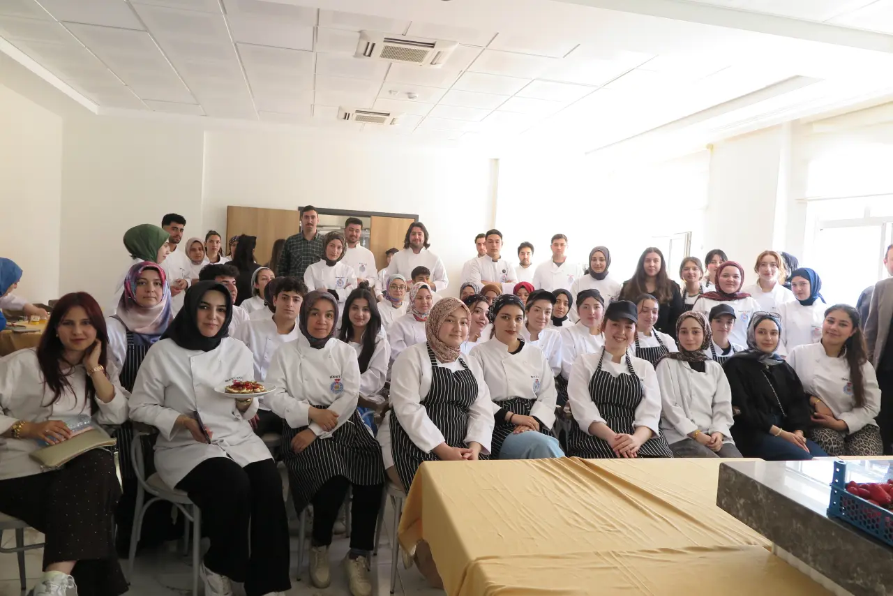 Sosyal Bilimler MYO’da Öğrencilere Tatlı Eğitimi 12