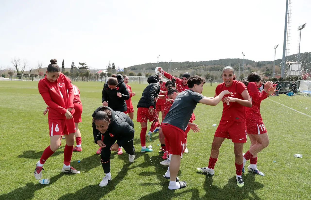 U18 Kadın Millî Takımı Penaltılarla Zirveye Yaklaştı 6