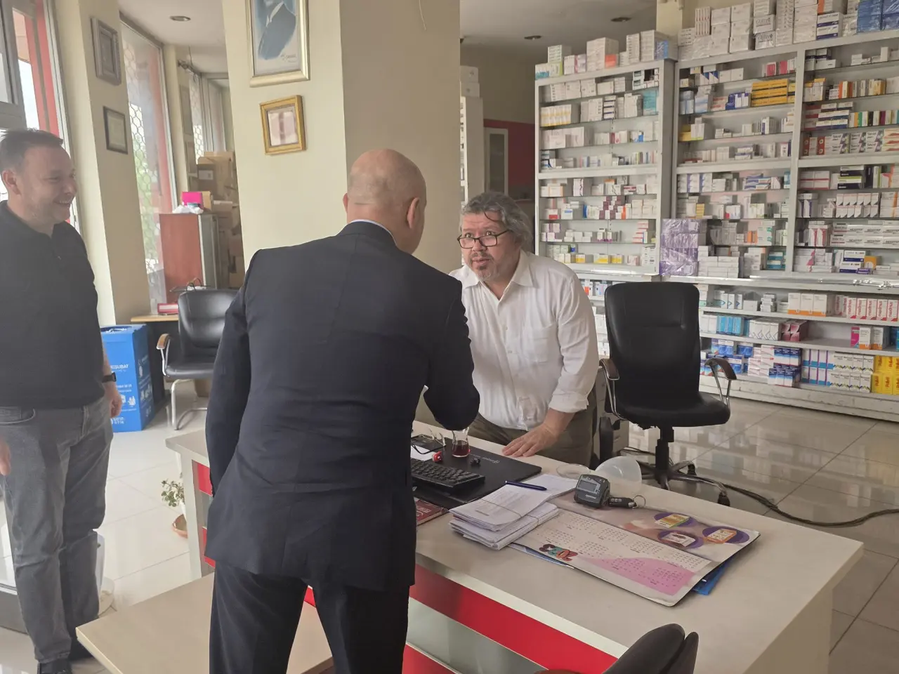 AK Parti Kahramanmaraş İl Başkanı Burak Gül’den Eczacılar Günü Ziyareti 1