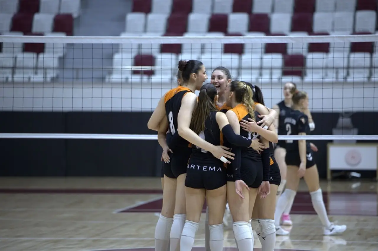 Eczacıbaşı Genç Kız Takımı Finalde 1