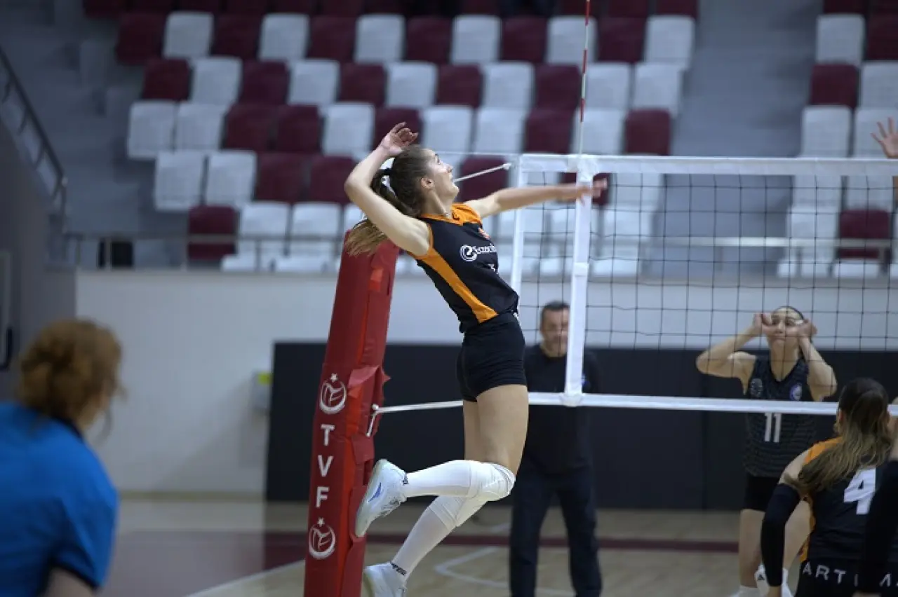 Eczacıbaşı Genç Kız Takımı Finalde 3