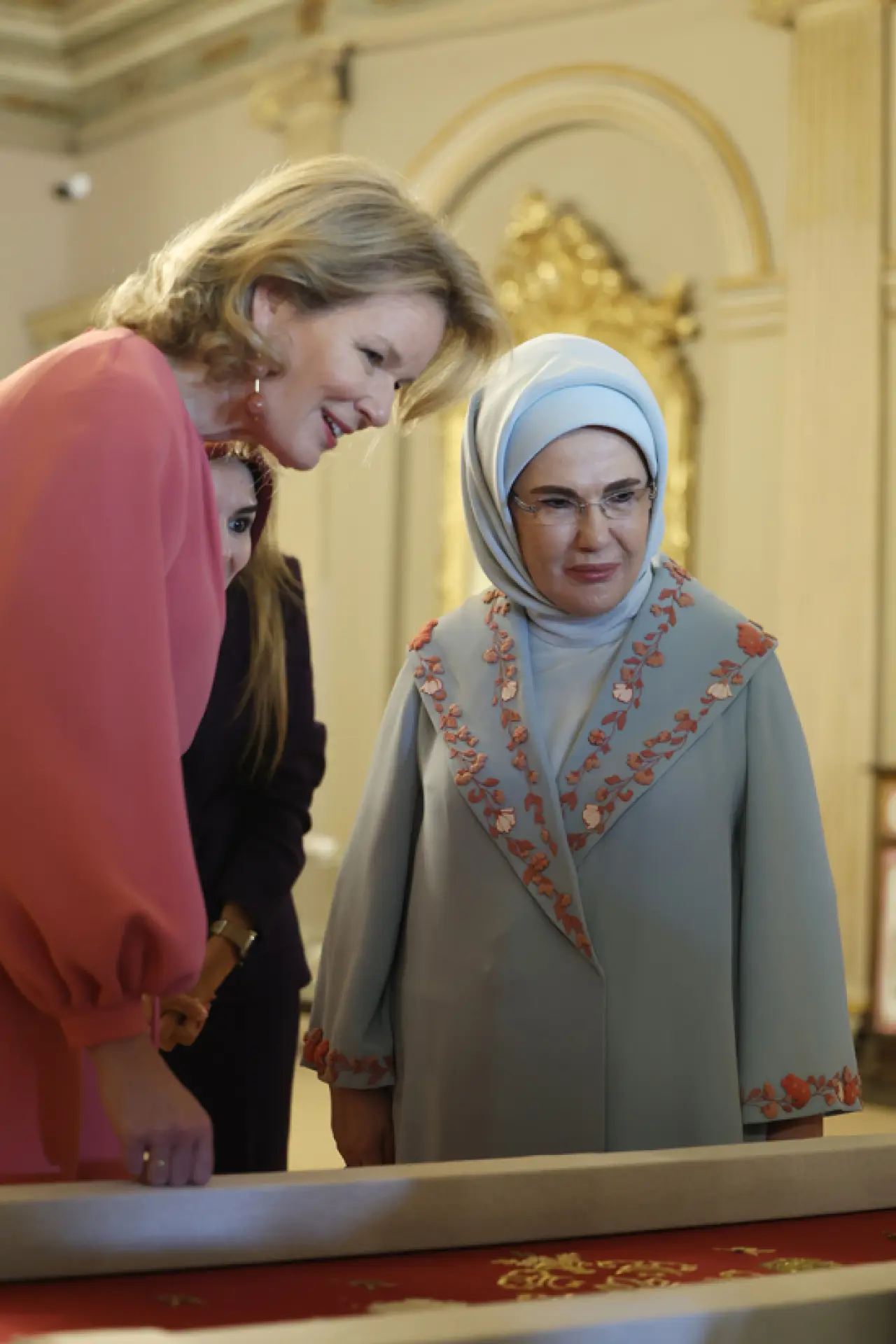 Emine Erdoğan ve Kraliçe Mathilde Dolmabahçe’de Buluştu 1
