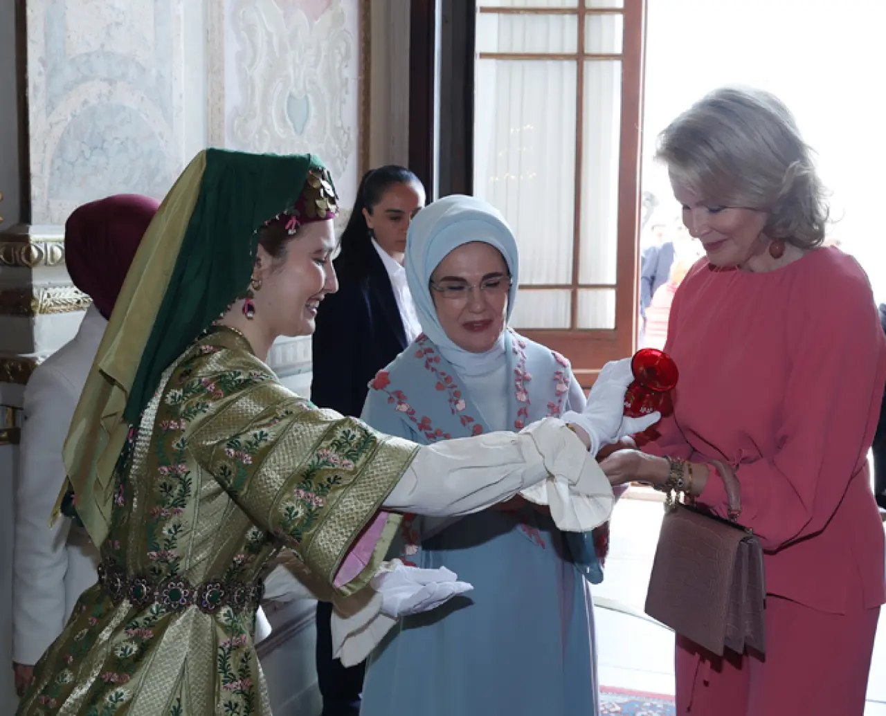 Emine Erdoğan ve Kraliçe Mathilde Dolmabahçe’de Buluştu 11