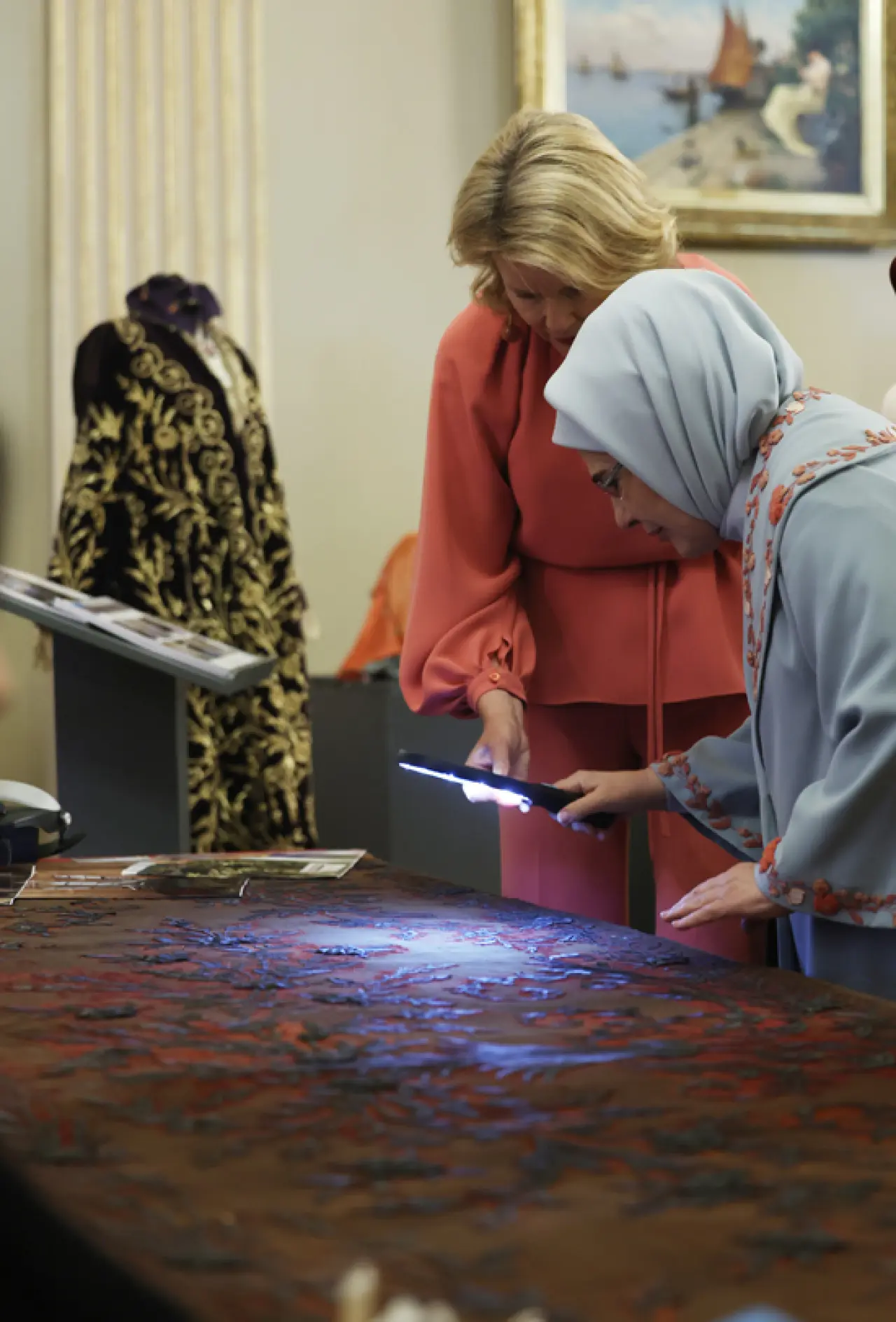 Emine Erdoğan ve Kraliçe Mathilde Dolmabahçe’de Buluştu 15