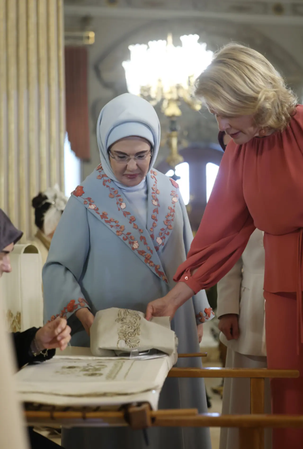 Emine Erdoğan ve Kraliçe Mathilde Dolmabahçe’de Buluştu 4