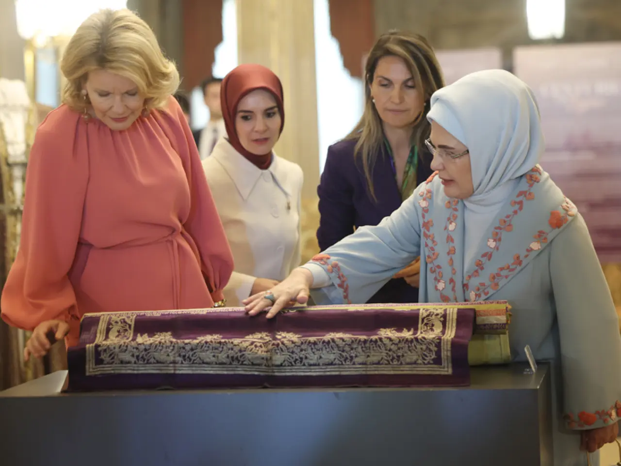 Emine Erdoğan ve Kraliçe Mathilde Dolmabahçe’de Buluştu 9