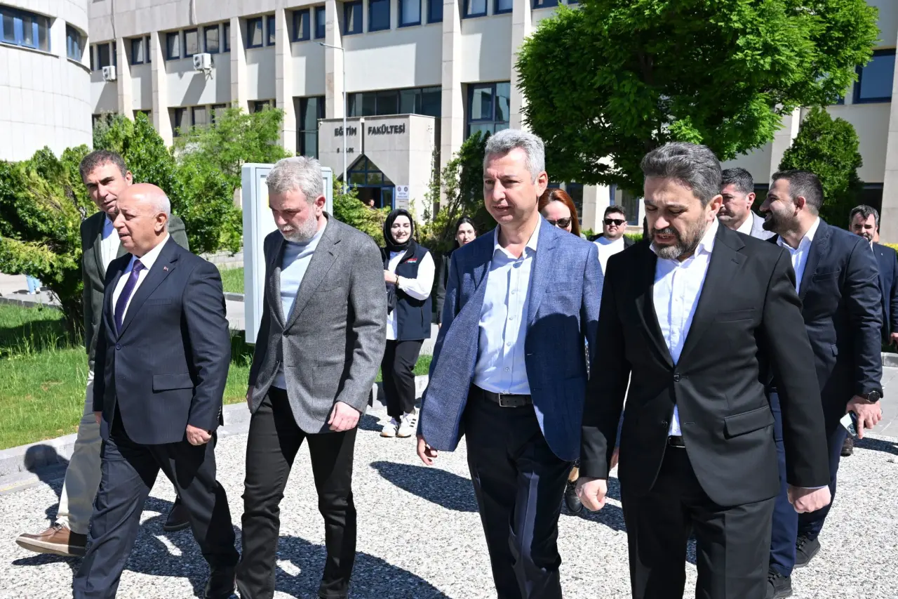 İstiklal Üniversitesi Rektörü Bakan'dan YKS Adaylarına Büyük Destek 1