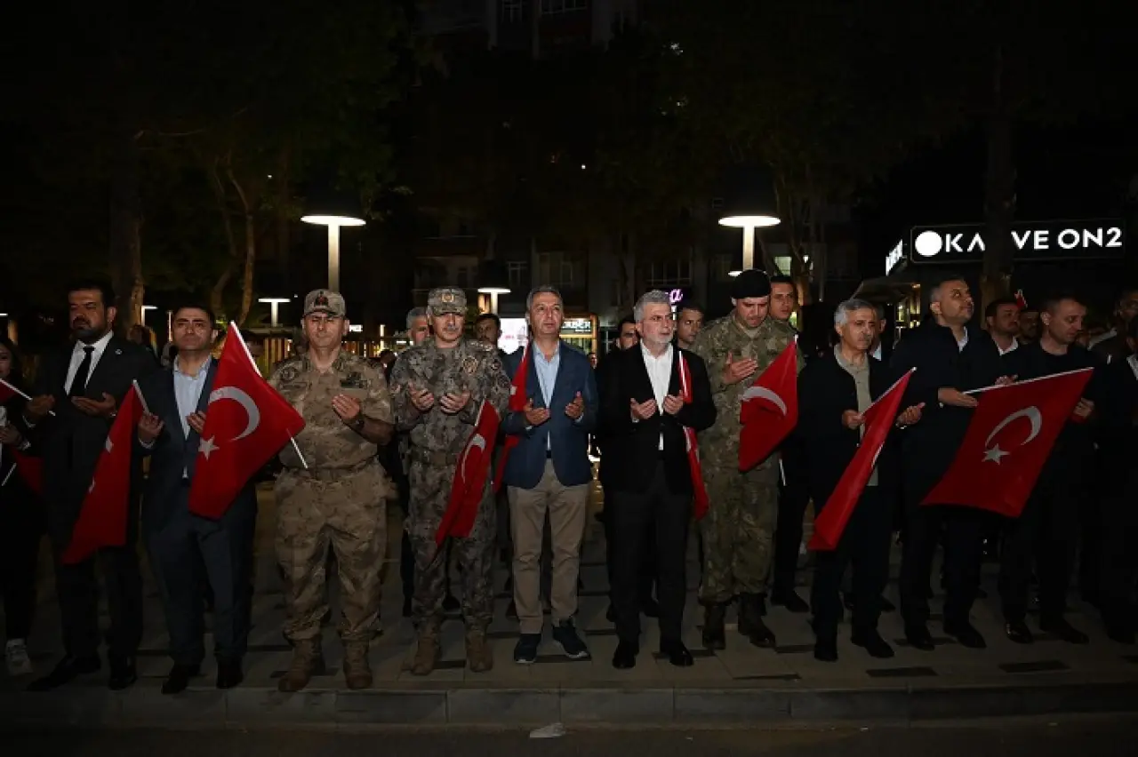 KSÜ’den 19 Mayıs Çıkarması: Rektör Okumuş Meşaleli Yürüyüşte Yer Aldı 3