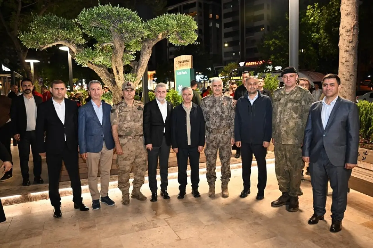 KSÜ’den 19 Mayıs Çıkarması: Rektör Okumuş Meşaleli Yürüyüşte Yer Aldı 7
