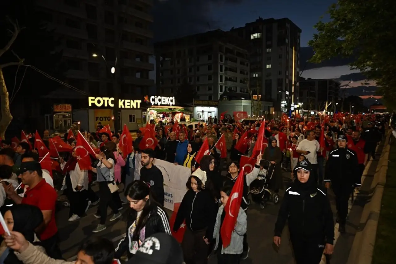 KSÜ’den 19 Mayıs Çıkarması: Rektör Okumuş Meşaleli Yürüyüşte Yer Aldı 2