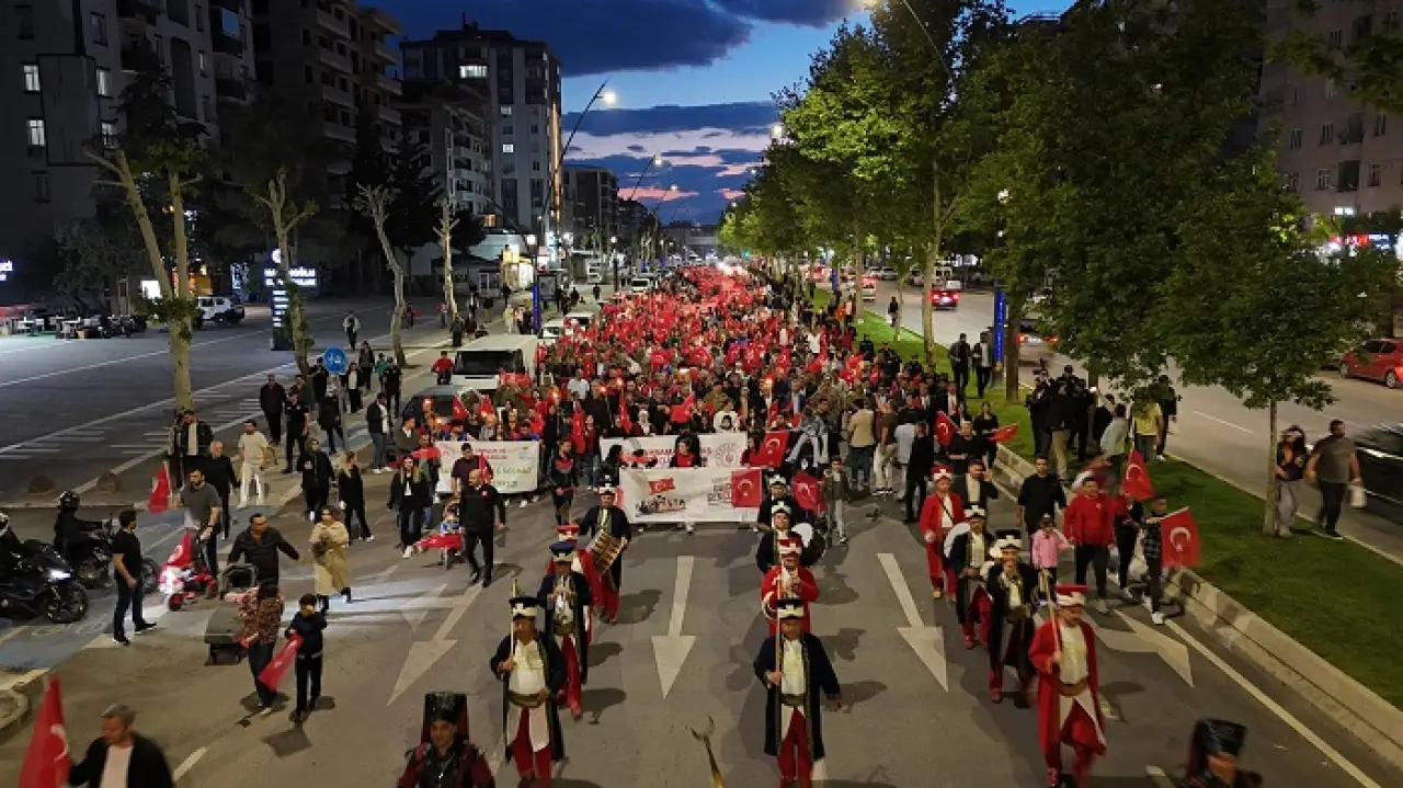 KSÜ’den 19 Mayıs Çıkarması: Rektör Okumuş Meşaleli Yürüyüşte Yer Aldı 1