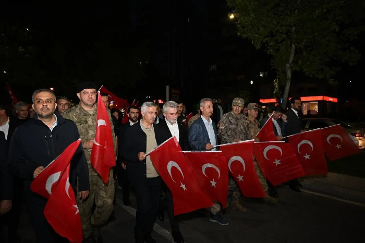 KSÜ’den 19 Mayıs Çıkarması: Rektör Okumuş Meşaleli Yürüyüşte Yer Aldı 6