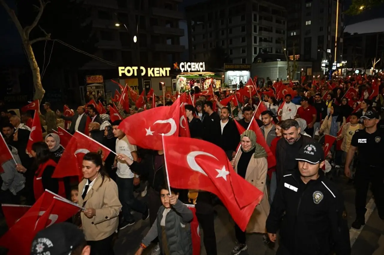 KSÜ’den 19 Mayıs Çıkarması: Rektör Okumuş Meşaleli Yürüyüşte Yer Aldı 5
