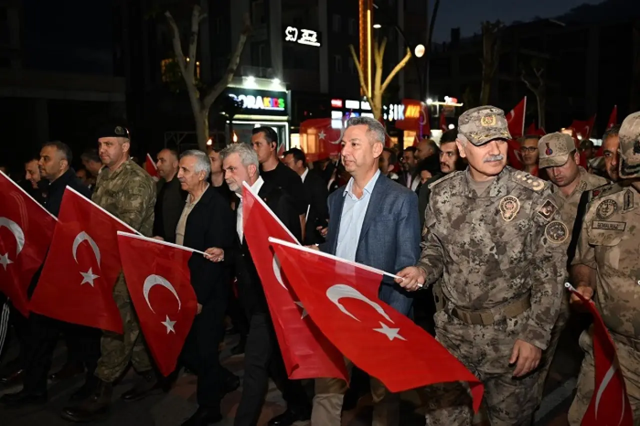 KSÜ’den 19 Mayıs Çıkarması: Rektör Okumuş Meşaleli Yürüyüşte Yer Aldı 4