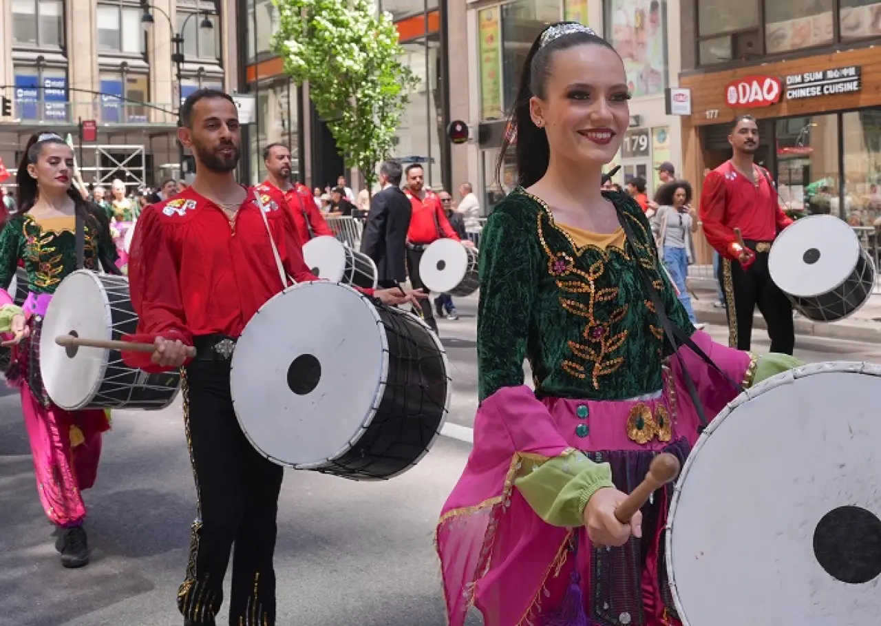 New York Sokaklarında Ay Yıldızlı Gurur Tablosu 9