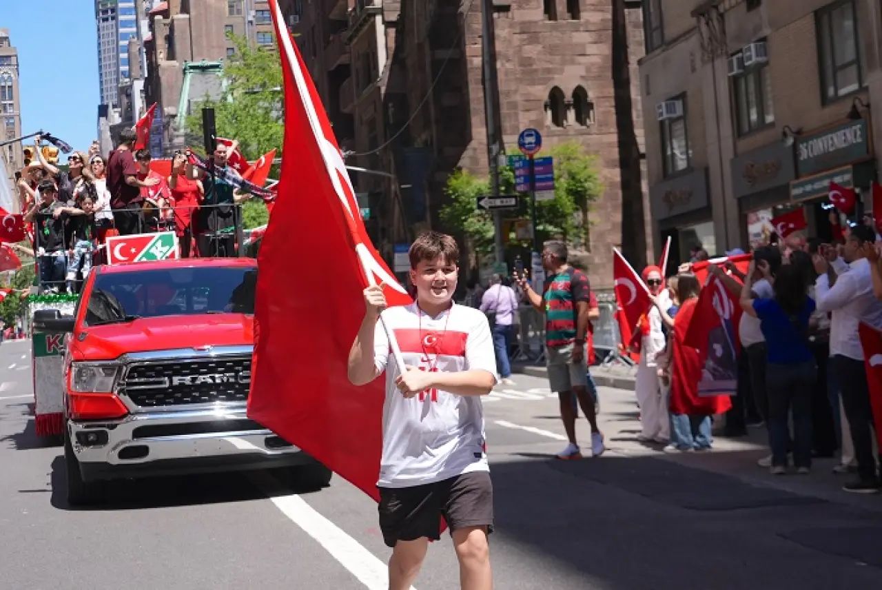 New York Sokaklarında Ay Yıldızlı Gurur Tablosu 8