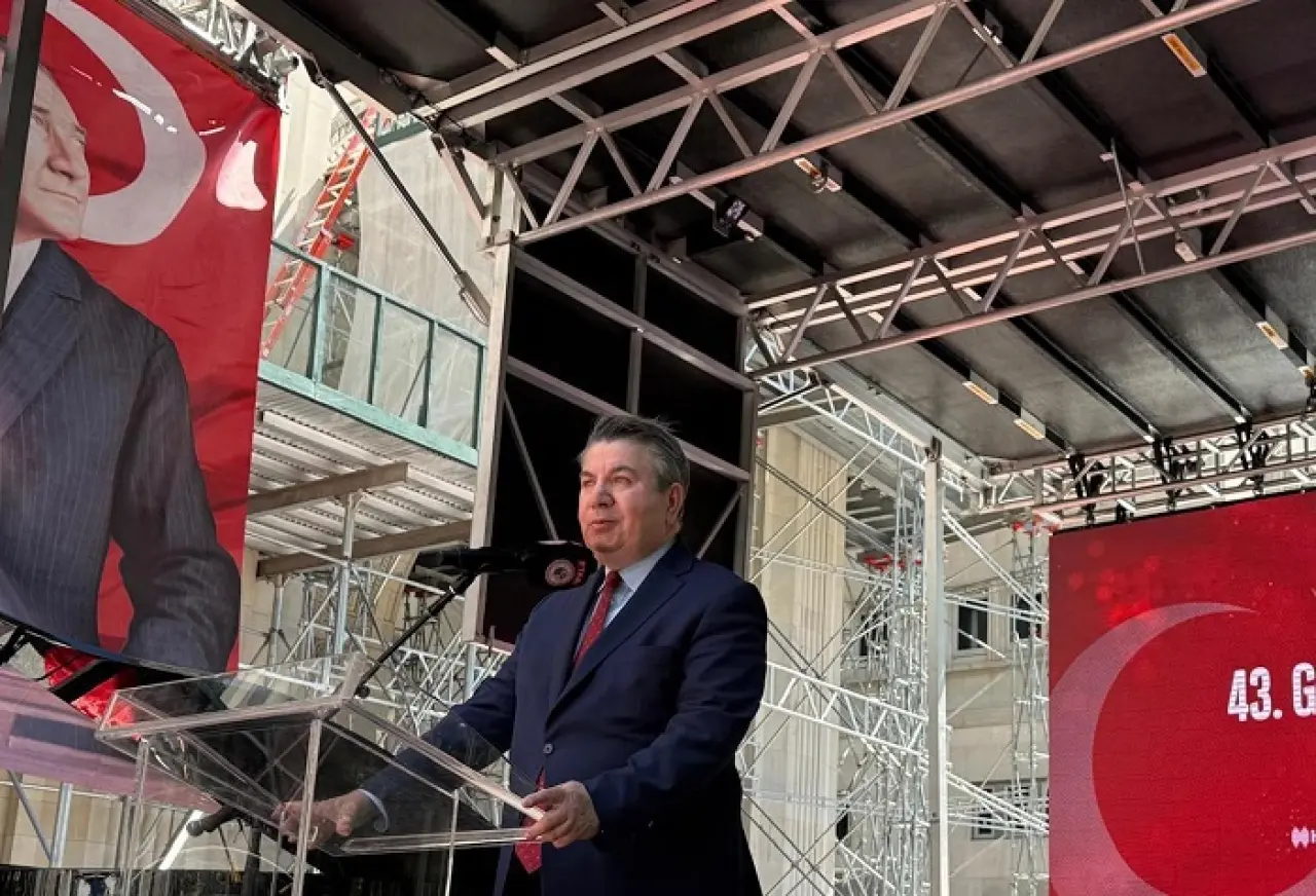 New York Sokaklarında Ay Yıldızlı Gurur Tablosu 2