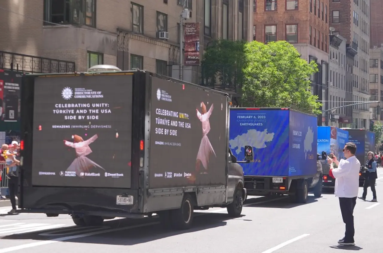New York Sokaklarında Ay Yıldızlı Gurur Tablosu 4