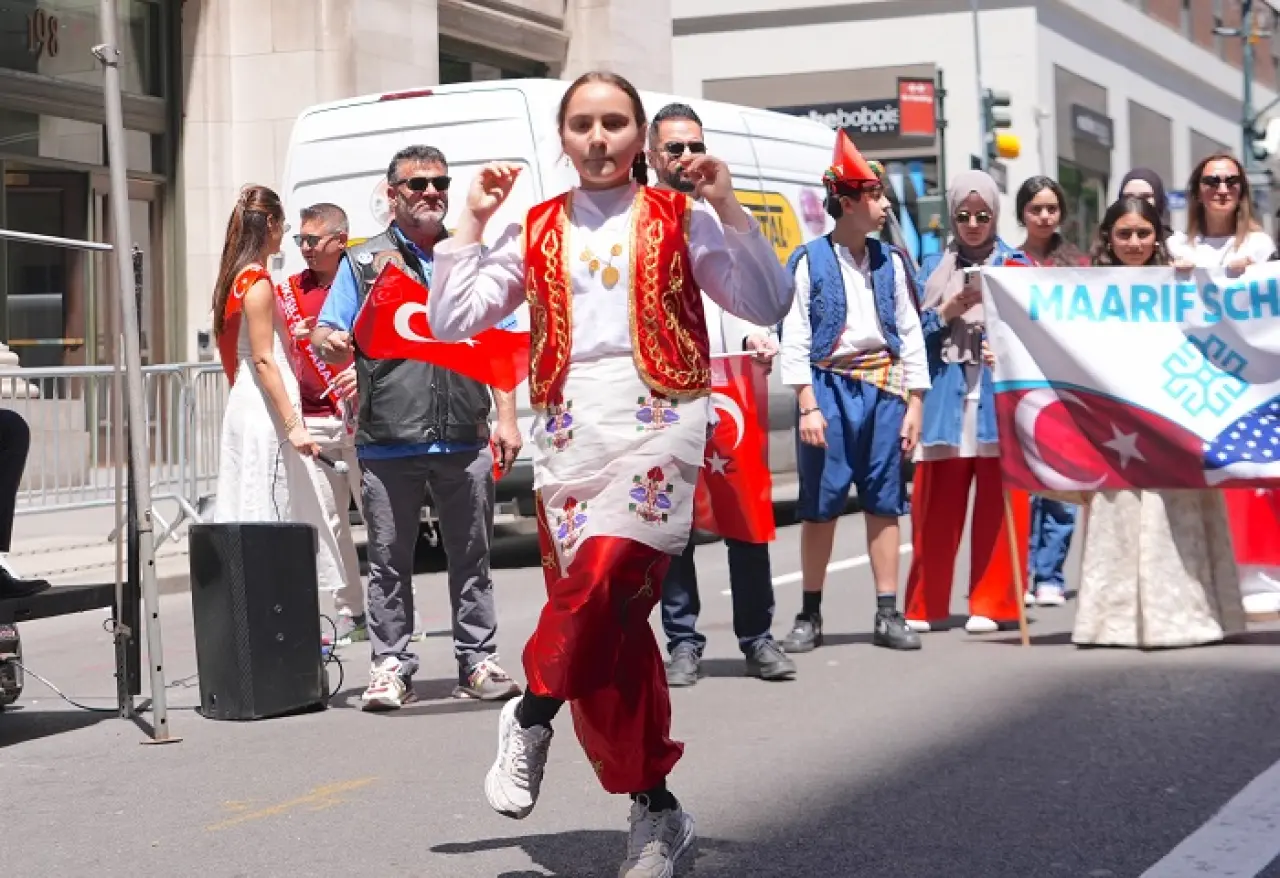 New York Sokaklarında Ay Yıldızlı Gurur Tablosu 7