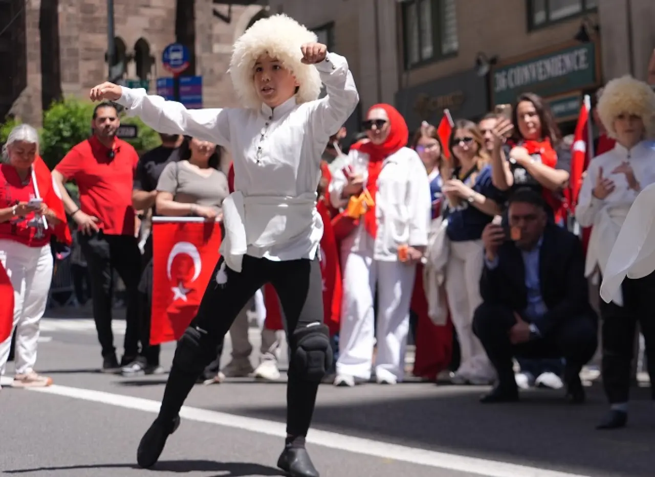 New York Sokaklarında Ay Yıldızlı Gurur Tablosu 1