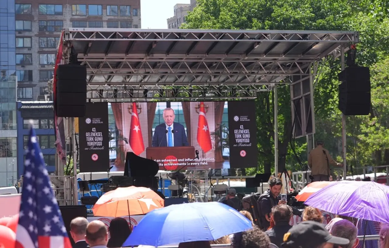 New York Sokaklarında Ay Yıldızlı Gurur Tablosu 5