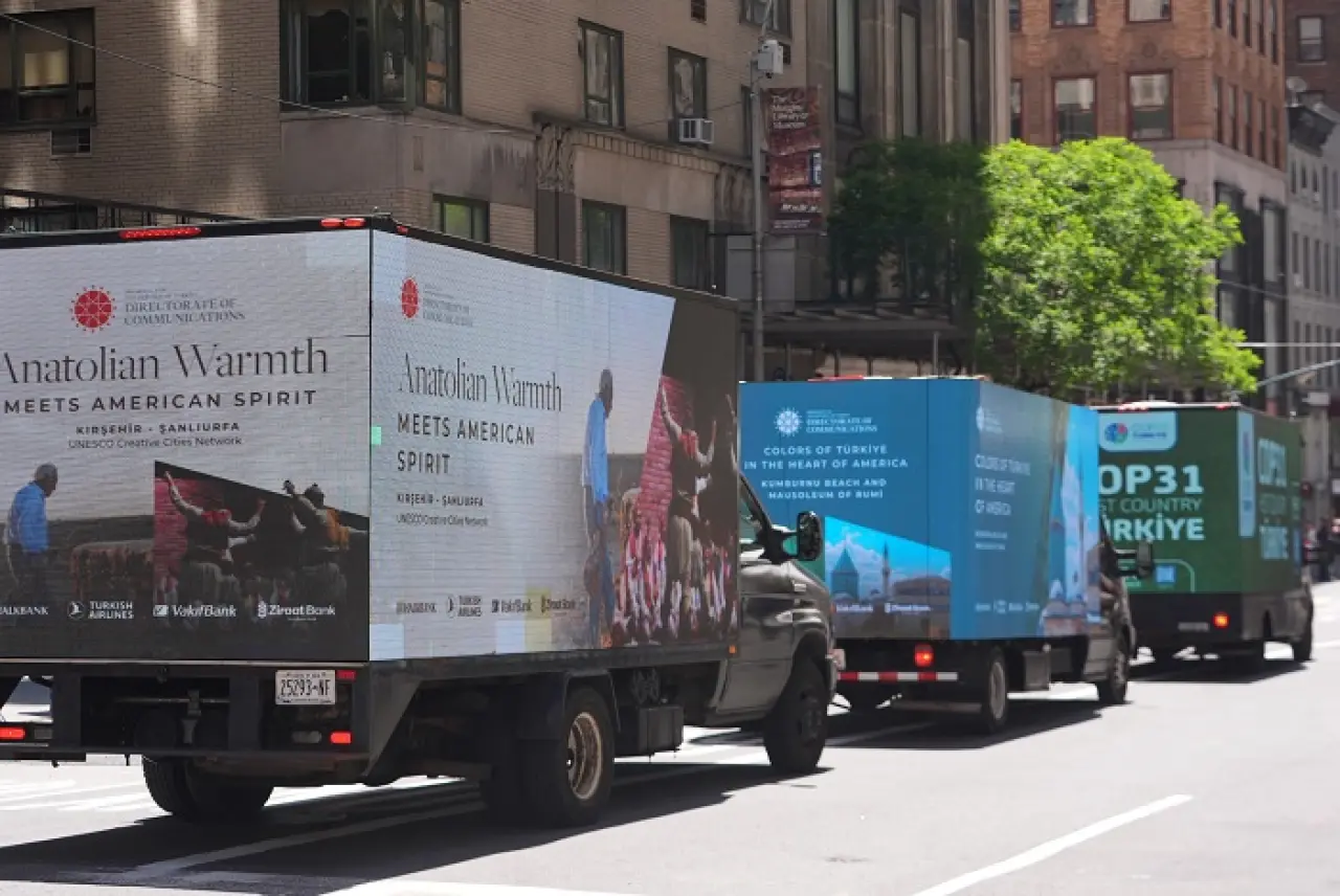 New York Sokaklarında Ay Yıldızlı Gurur Tablosu 3