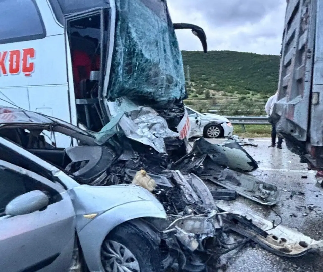 Otoyolda Dehşet Anları: 13 Araç Birbirine Girdi 1
