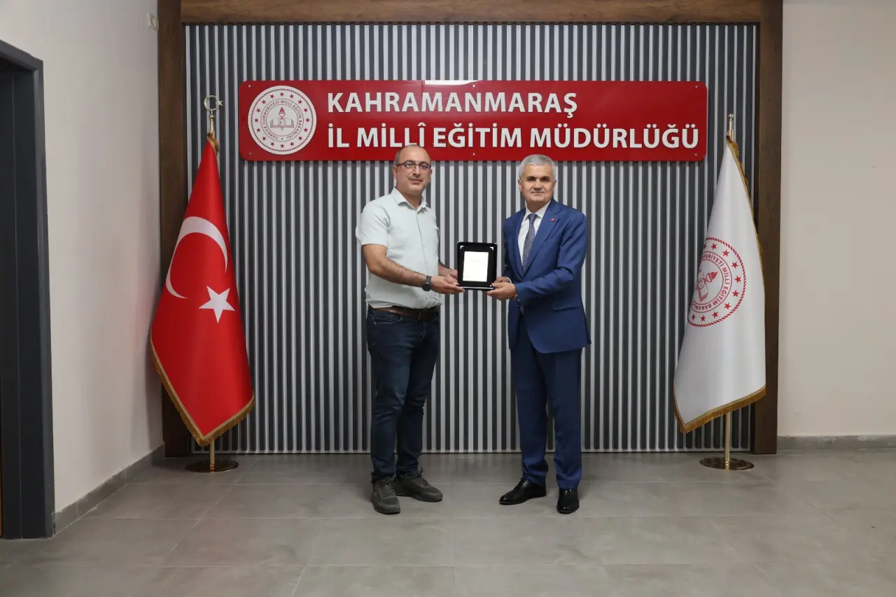 İstiklal Üniversitesi Akademisyenlerine Teşekkür Plaketi 1