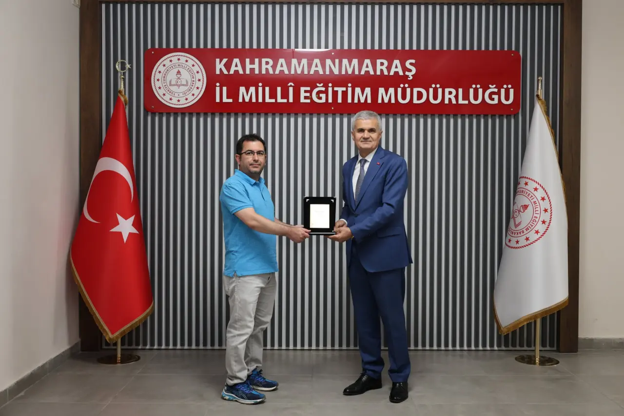 İstiklal Üniversitesi Akademisyenlerine Teşekkür Plaketi 4