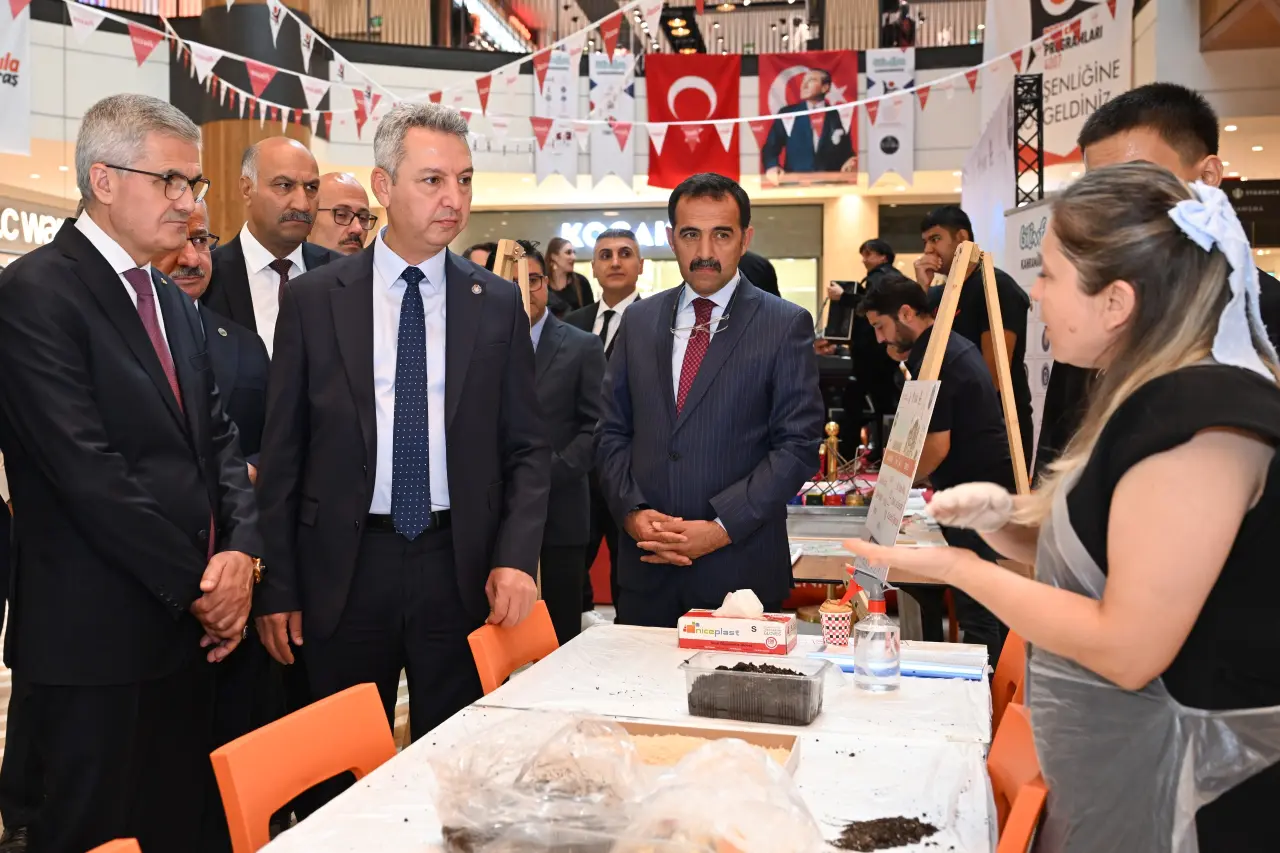 Rektör Okumuş BİLİMFEST’te Öğrencilerle Bir Araya Geldi 4
