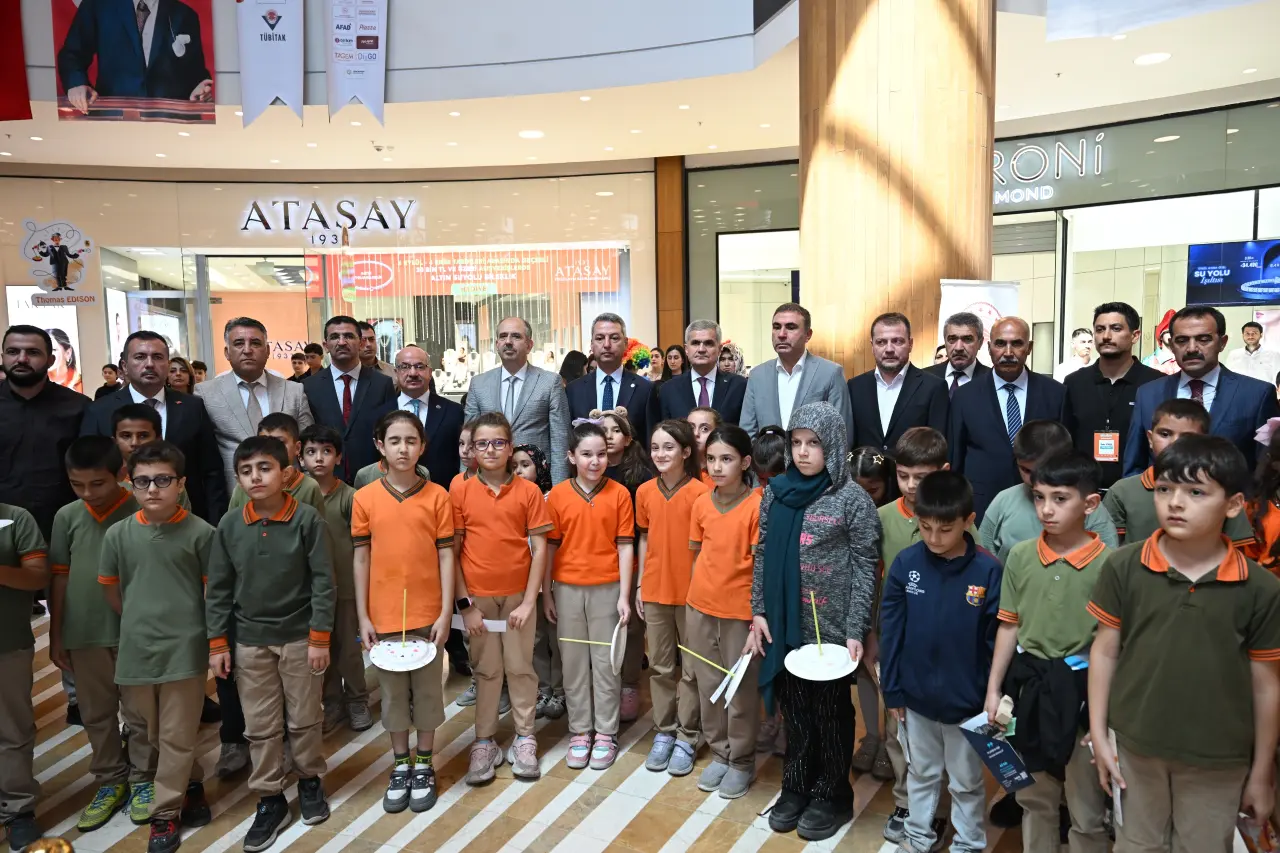 Rektör Okumuş BİLİMFEST’te Öğrencilerle Bir Araya Geldi 8