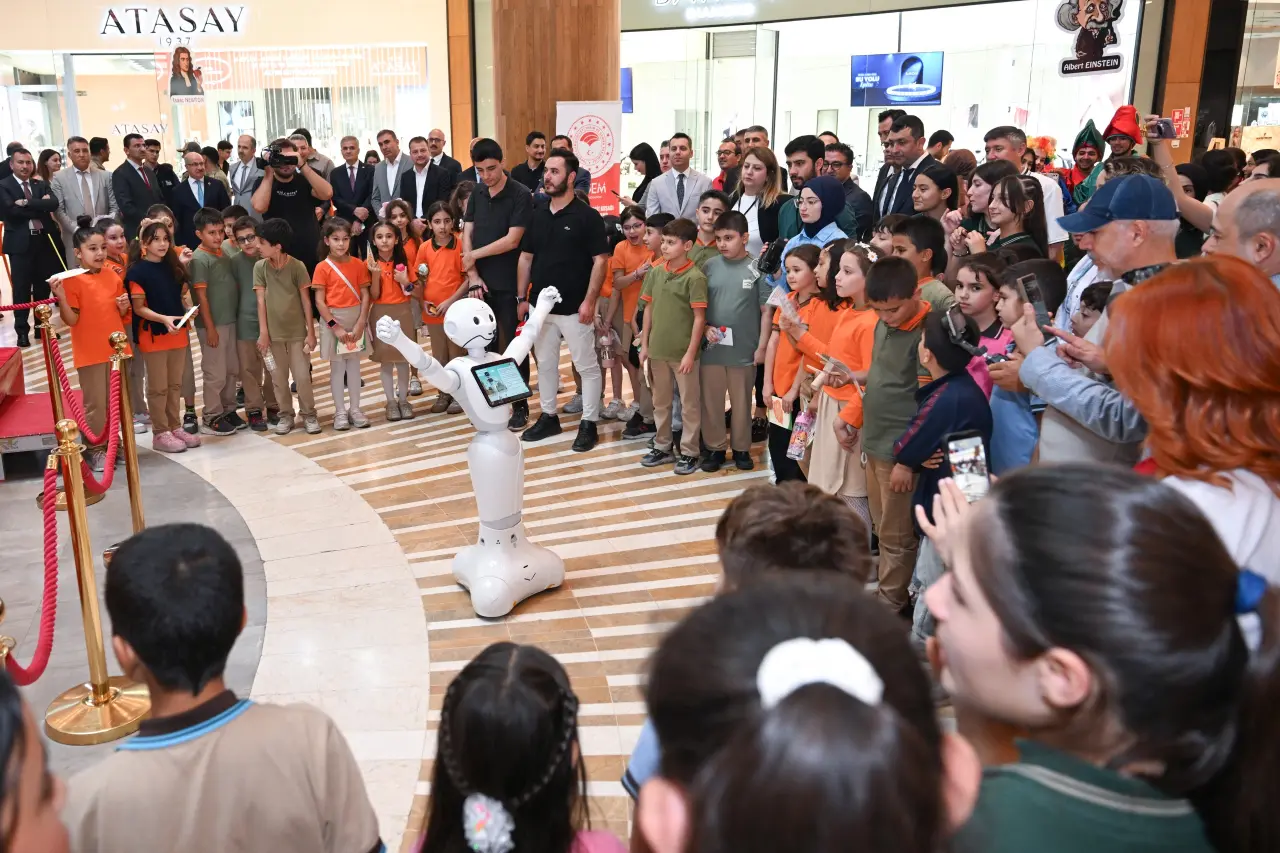 Rektör Okumuş BİLİMFEST’te Öğrencilerle Bir Araya Geldi 1